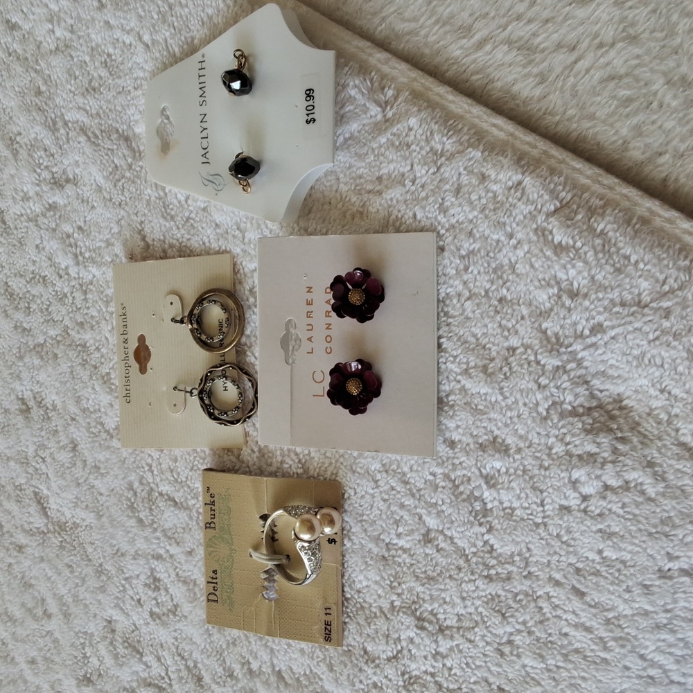 Delta Burke Siz 11 Ring, Christopher Banks, Lauren Conrad, Jaclyn Smith Earrings